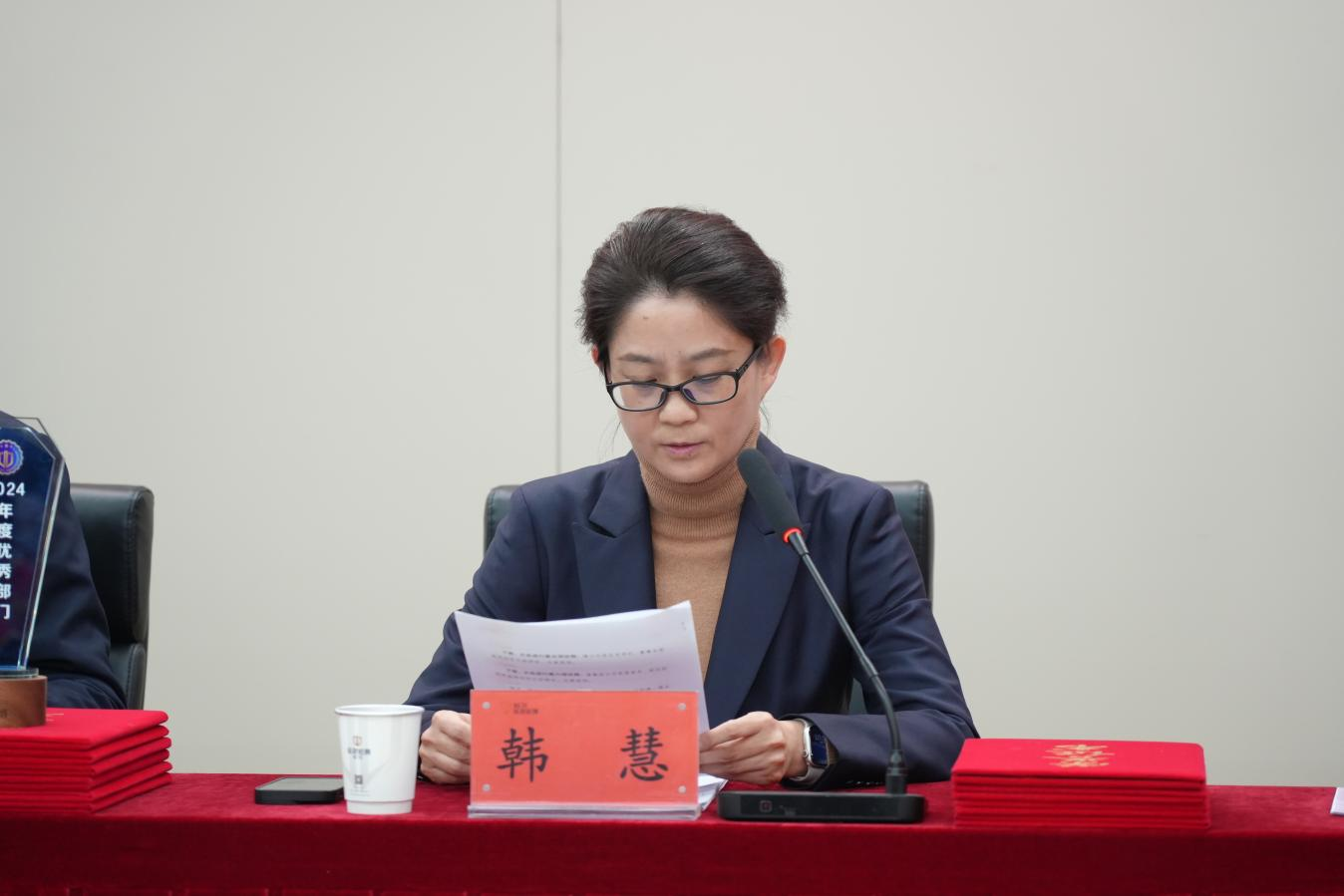 副總經(jīng)理、工會(huì)主席韓慧宣讀表彰決定.png